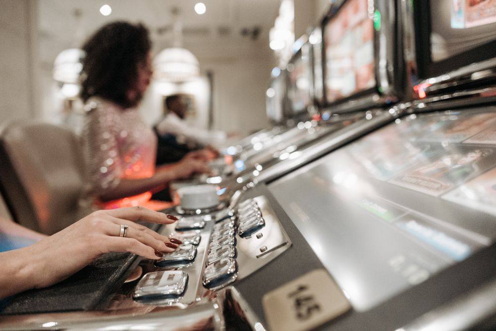 Tangan bermain mesin slot