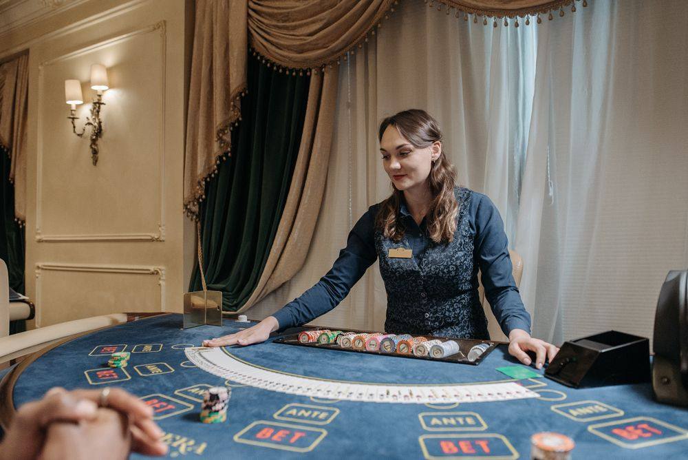 Dealer membagikan kartu di meja kasino live