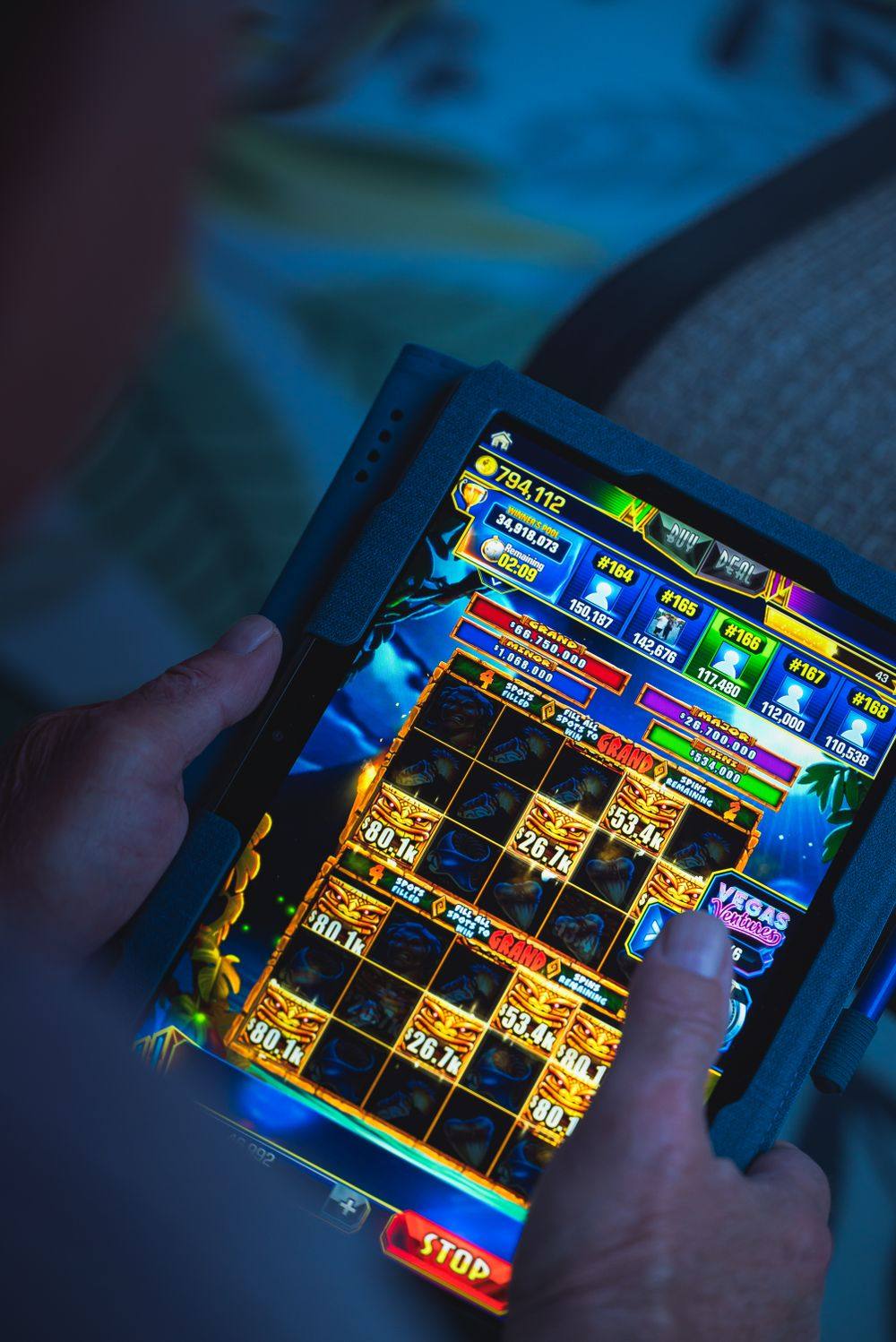 Tangan bermain permainan di atas tablet