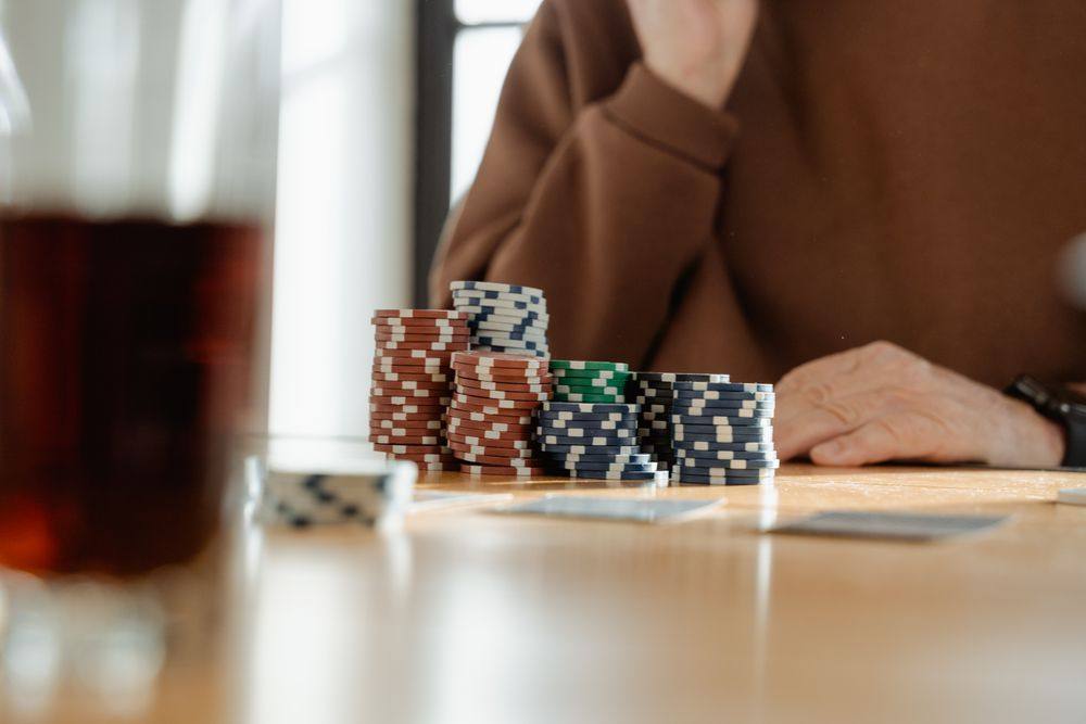 Meja poker kayu untuk artikel mitos vs fakta