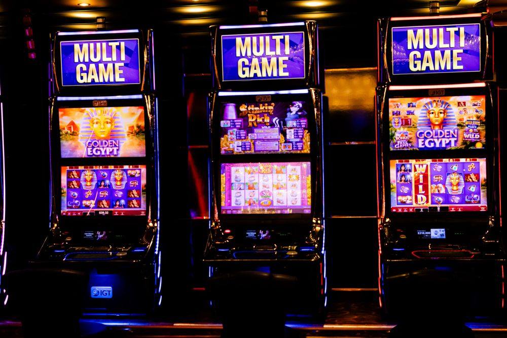 Tiga mesin slot menyala untuk turnamen mingguan