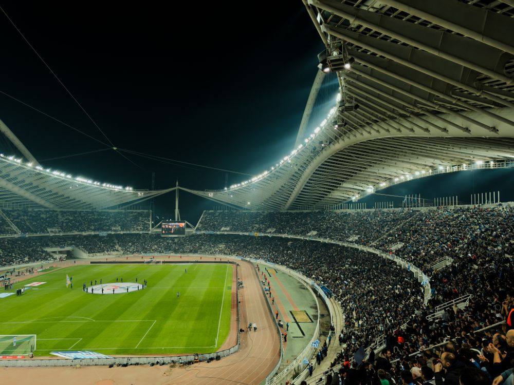 Stadion penuh penonton di malam hari
